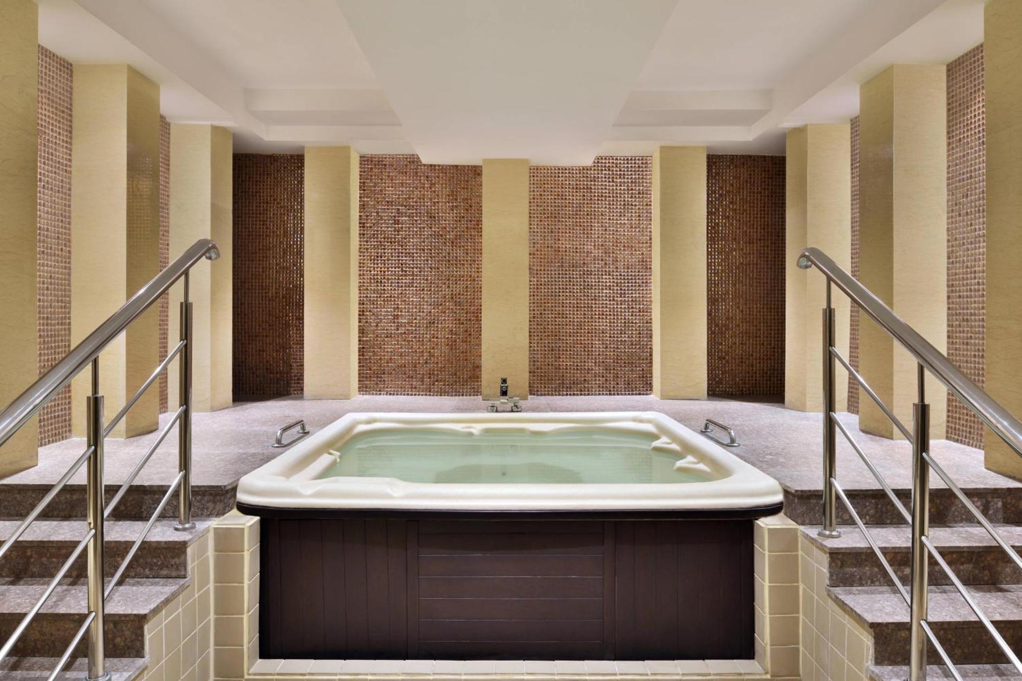 Jaipur Marriott Hotel Zewnętrze zdjęcie A whirlpool bath