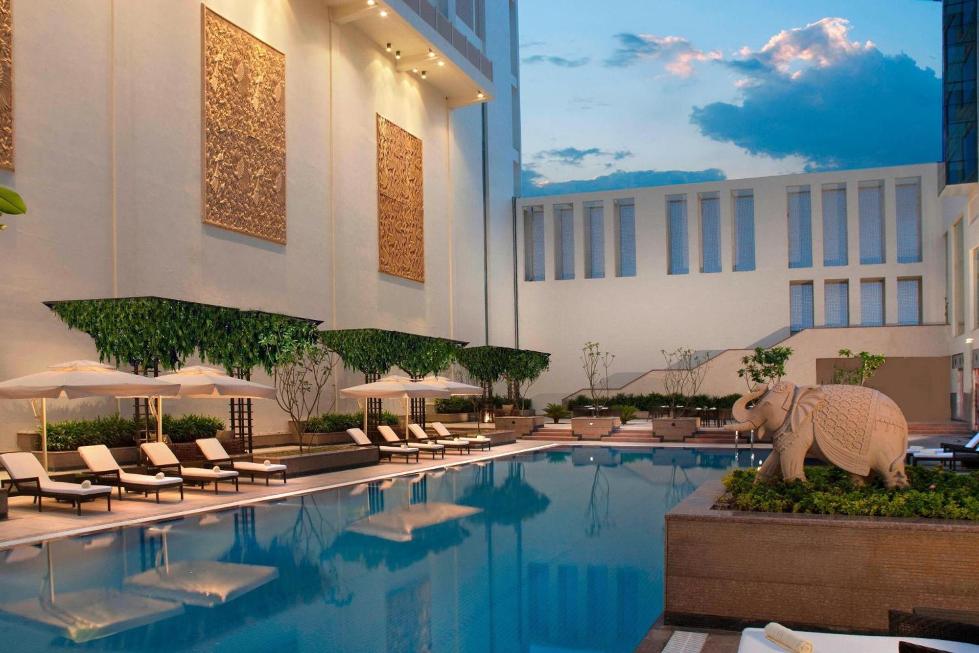 Jaipur Marriott Hotel Zewnętrze zdjęcie The pool at the Taj Mahal Palace