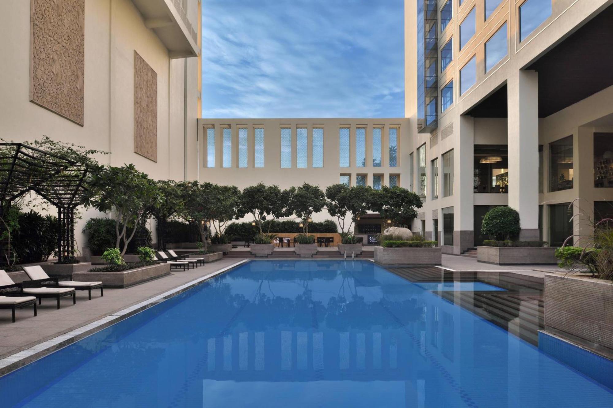 Jaipur Marriott Hotel Zewnętrze zdjęcie The pool at the hotel