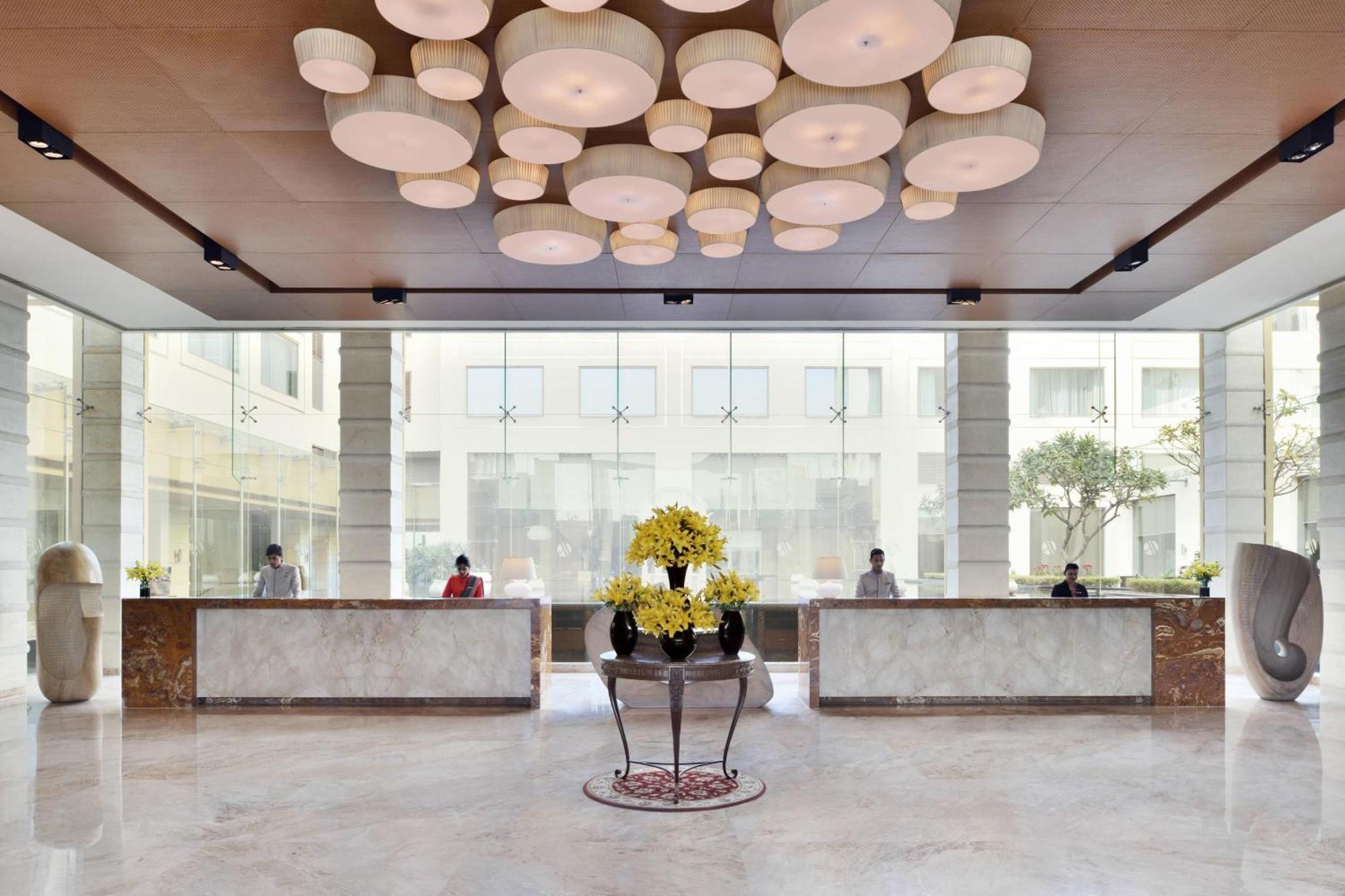 Jaipur Marriott Hotel Zewnętrze zdjęcie The lobby of the hotel