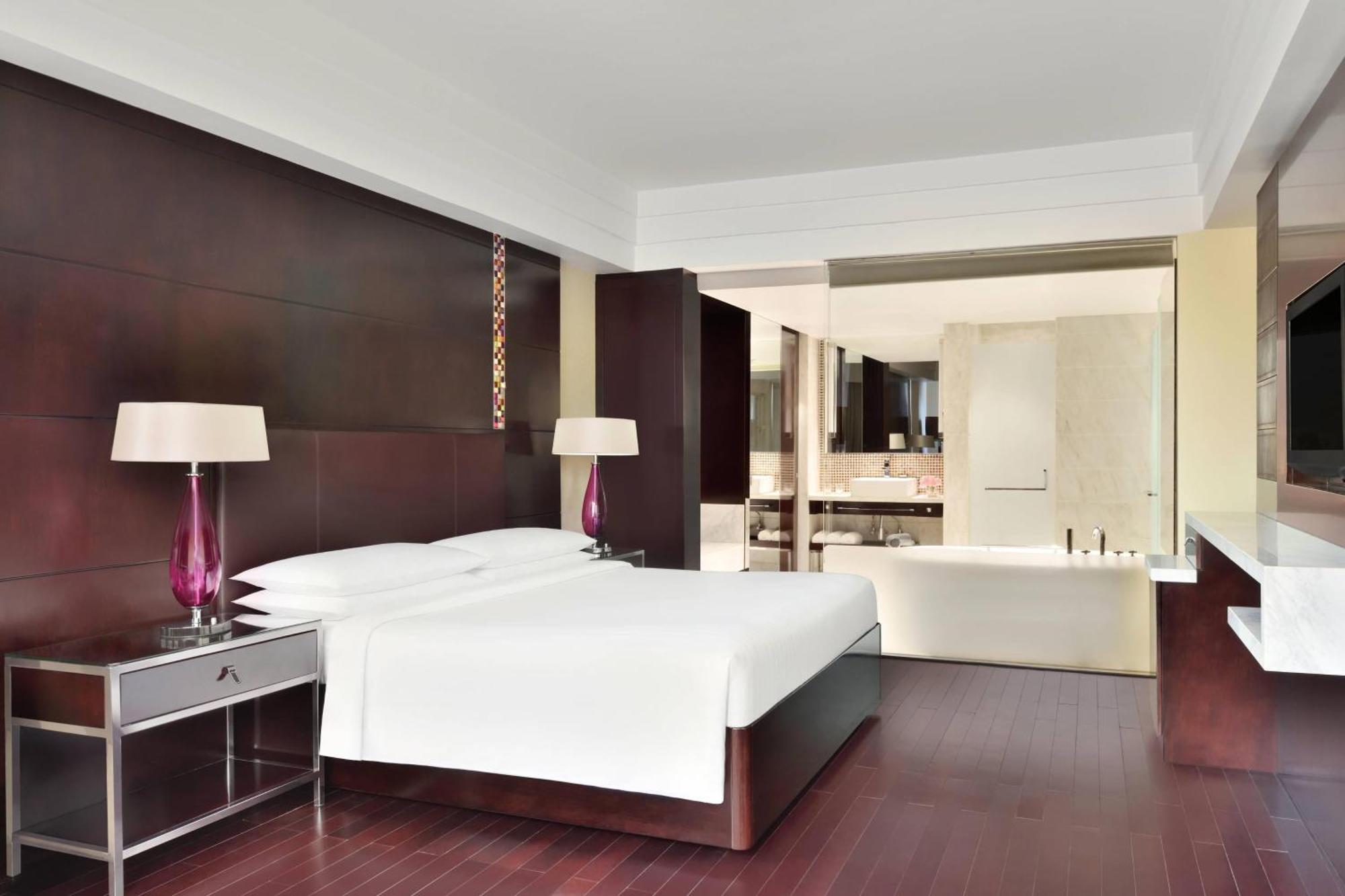 Jaipur Marriott Hotel Zewnętrze zdjęcie A guest room at the hotel