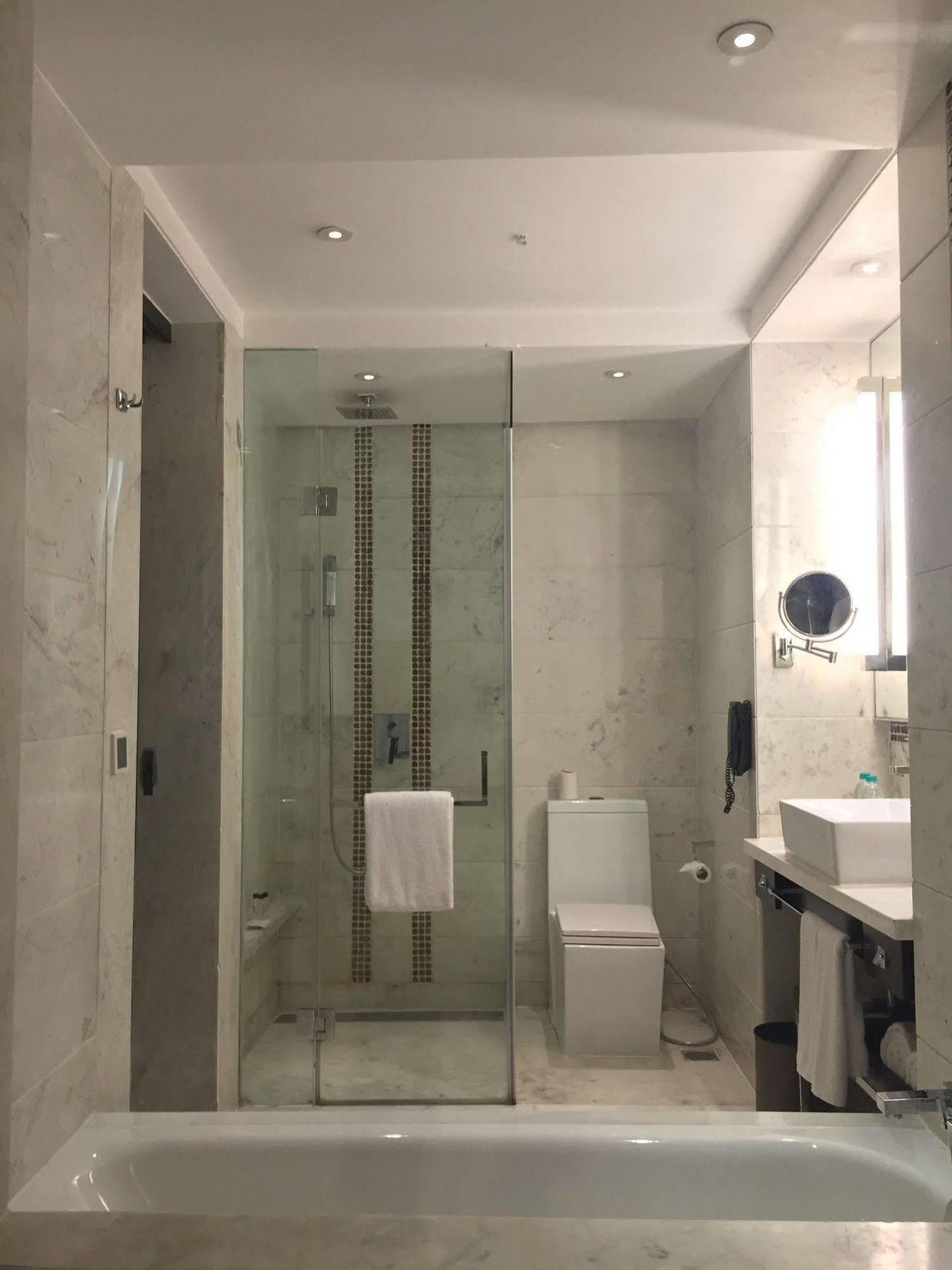 Jaipur Marriott Hotel Zewnętrze zdjęcie Bathroom of a hotel room